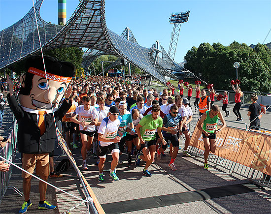 Start wieder auf Der Brücke beim b2run 2017 (Foto: Martin Schmitz)